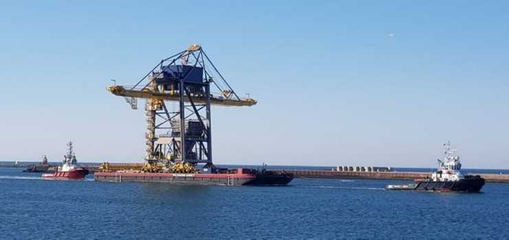 De nieuwe havenkraan onderweg naar TATA steel